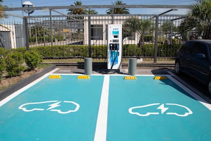 Cargador en la estación de servicio YPF de PILAR, frente al Shopping Palmas.