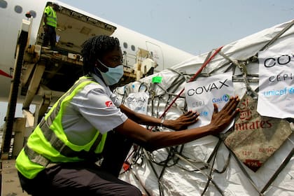 Cargamento de vacunas contra Covid-19 distribuidas por COVAX llegan a Costa de Marfil