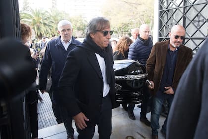 Cargan el féretro que llegó a Ezeiza desde Miami el mismo día de la despedida: Costi y Pablo Vigil con Víctor González y Martín Briasco, sobrino de Liliana Pata, la viuda de Constancio y madre de Emma y Carlos, sus hijos menores.