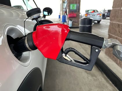 Cargar gasolina se volvió más barato en Tijuana que en San Diego