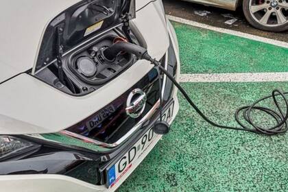 Cargar un auto eléctrico puede costar entre 45 minutos y 4 horas