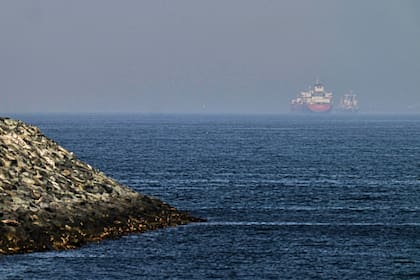 Cargueros se ven en el mar cerca del estrecho de Ormuz, vistos desde una costa rocosa cerca de Khor Fakkan, Emiratos Árabes Unidos, el viernes 1 de mayo de 2026