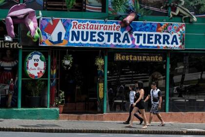 Han surgido movimientos ciudadanos que se oponen a lo que califican como una "invasión" de millonarios en las zonas costeras.