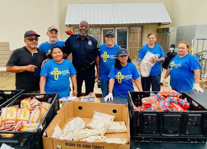Caridades Católicas en Dallas es una de las instituciones que entrega comida gratis en Texas (X/@CCofDallas)