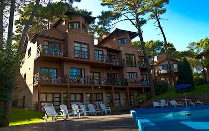 Cariló Paradise Apart Hotel & Spa está emplazado en un entorno de mucho verde.