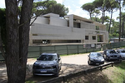 Cariló: una vivienda de gran superficie enciende la discusión sobre límites urbanísticos en áreas unifamiliares