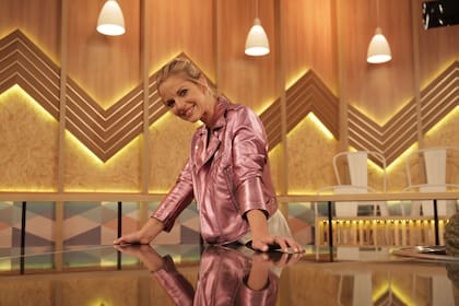 "Soy muy poco consumista, no necesito estar renovando las cosas todo el tiempo, no sé de marcas, no viajo mucho", cuenta Zampini, quien prefiere cenar con sus amigos en su casa de Haedo que ir a los lugares de moda