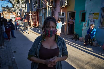 Carina Corvalán, la coordinadora del comedor, cuenta que están brindando ayuda también a personas en situación de calle, que antes pedían en los comercios del Centro pero ahora, por la cuarentena, no tienen a dónde recurir