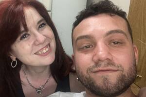 Carina junto a uno de sus hijos, Julián, que le hizo esa pregunta cuando se enteró que su mamá tenía cáncer.