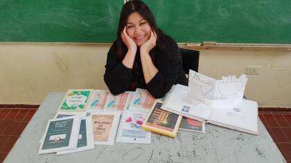 Carina publica las producciones de sus alumnos para "subir su autoestima" y "agrandar su mundo"