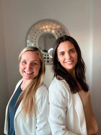 Carina Schwindt, psicóloga y neuropsicóloga, junto a Mariana Fernández, autoras del libro ´Nadie te enseña´, de Editorial El Ateneo