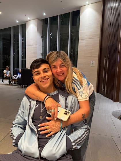 Carina se abraza a su hijo, Alejo Sarco, el máximo goleador argentino en el Mundial, con cuatro tantos.