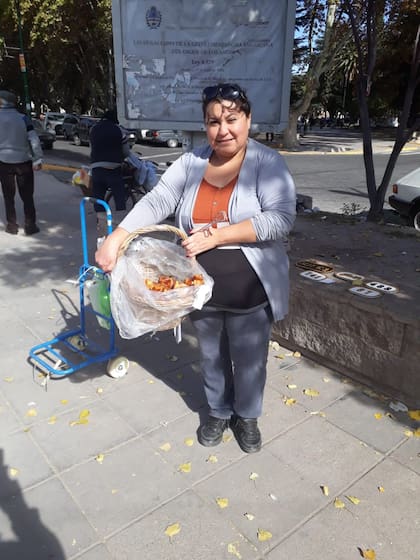 Carina vende pastelitos en la calle desde los ocho años, una actividad que sostiene para complementar sus ingresos