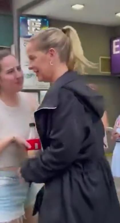 Carina Zampini se llevó la gaseosa agitada y le reclamó a la fan por el choque