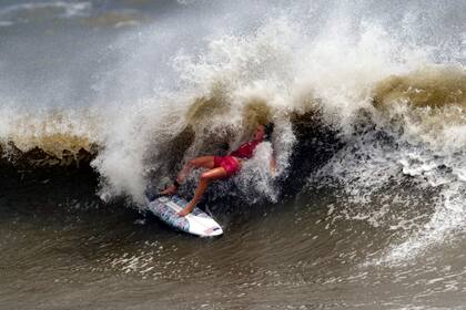 Carissa Moore, de Estados Unidos, maniobra sobre una ola durante los cuartos de final de la competencia femenina de surf en los Juegos Olímpicos de Verano de 2020, el martes 27 de julio de 2021, en la playa de Tsurigasaki en Ichinomiya, Japón.