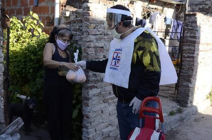Cáritas intensificó la entrega de alimentos en los barrios vulnerables