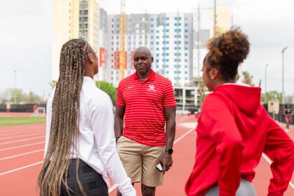 Carl Lewis en la Universidad de Houston en su rol de entrenador, junto con sus alumnos