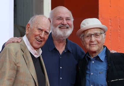 Carl Reiner junto a su hijo Rob Reiner y el escritor Norman Lear en 2017