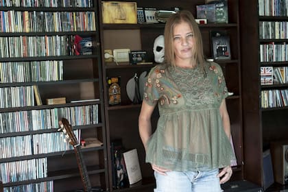 Carla Ritrovato y una parte de su amplia colección de discos