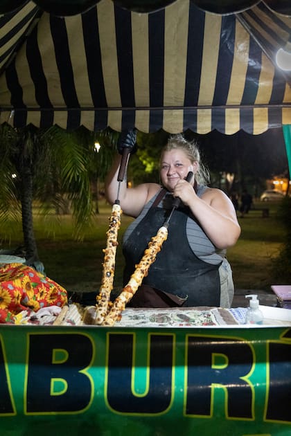 Carla Arriola frente a la Costanera de Posadas, en uno de sus puestos, Caburé La Familia.