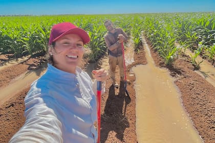 Carla Beltramini junto a su esposo Santiago Ferro en el campo donde trabajan en Australia