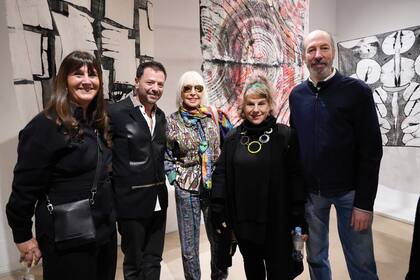 Carla Beretta, Marta Minujín, Alicia Herrero y Eduardo Santiere sonríen junto a Churba. “Siempre quise contar algo más que una remera o un pantalón", dijo Martín en una entrevista reciente para Conversaciones, de La Nación. Formado en Bellas Artes, el creador aseguró: "Esta obra es una sinceridad absoluta de quien fui y quien soy”.