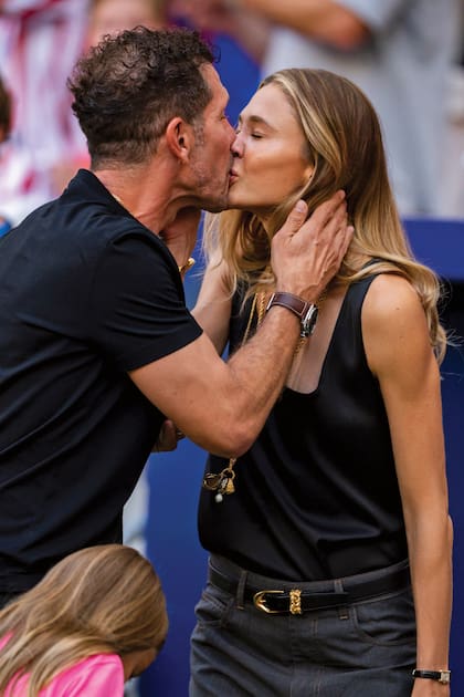 Carla besa a su marido antes del partido, frente a la hinchada