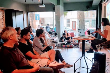 Carla Bonomini se mudo a Berlín con su novio y sus dos gatitos en febrero del 2020 y desde allí da workshops y talleres online para freelancers de todo el mundo.