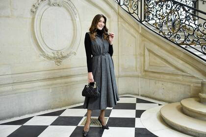 Carla Bruni dijo presente en el desfile de Christian Dior; la cantante y exmodelo italiana y mujer de Nicolas Sarkozy es reconocida por su elegancia y distinción en cada evento en el que participa.