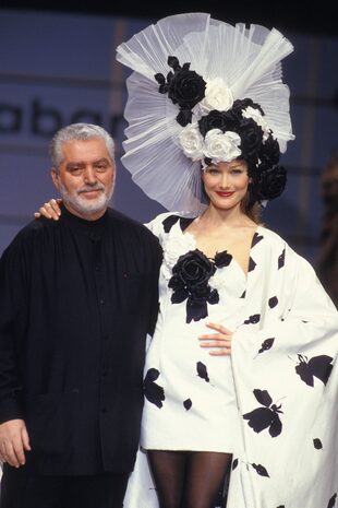 Carla Bruni y Paco Rabanne en un desfile en París, en 1994. La supermodelo y cantante fue una de las favoritas del diseñador, que siempre la elegía para presentar sus colecciones, y ese amor era correspondido por ella, que lucía los diseños del español en grandes ocasiones.