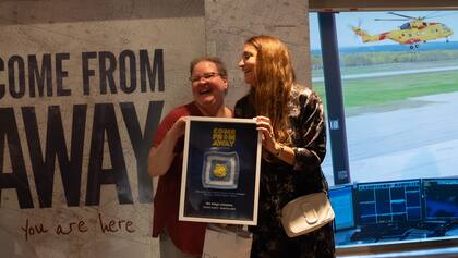 Carla Calabrese y Diane Davis, quien fue la directora de la escuela que sirvió de refugio para las personas que llegaron a Gander el 11 de septiembre de 2001.