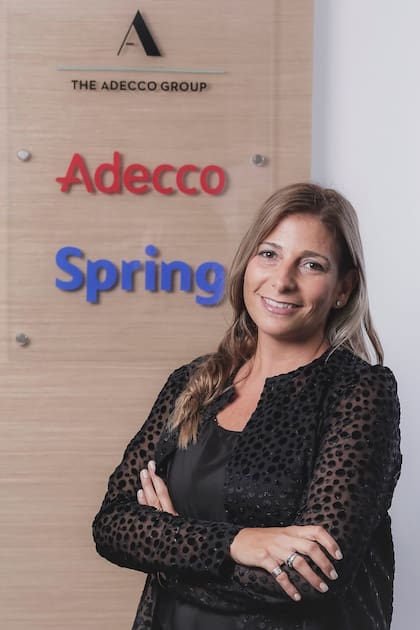 Carla Cantisani (Adecco): "Si bien la inflación comenzó a desacelerarse, e proceso de recuperación salarial será lento; el impacto fue muy significativo sobre todo en el sector informal"