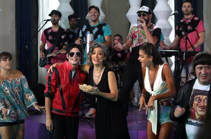 Carla Conte, durante la grabación de su programa Recreo, con un imitador de Michael Jackson