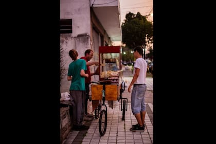 Carla cuenta que invitaron a un pochoclero histórico de la plaza del barrio para que pueda vender sus productos en el público