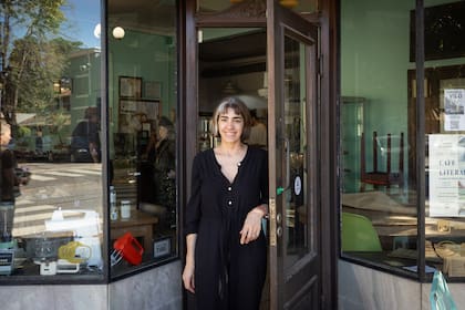 Carla De Simone en la puerta del café que fue una antigua farmacia de barrio