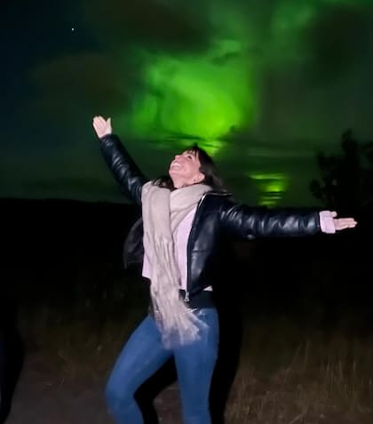 Carla disfrutando de las auroras boreales en Islandia.