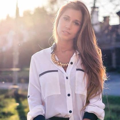 Carla es médica y tiene 30 años, es la única de las tres hermanas que está soltera