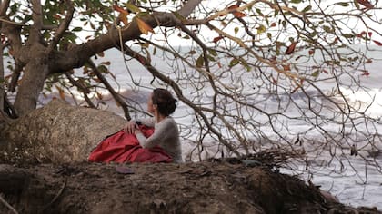 Carla Fonseca, con una capa de su papá que llevó a Costa Rica en un viaje.