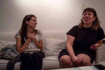 Carla Grosso junto a su compañera Victoria Rowell en el taller de emprendimientos fotográficos