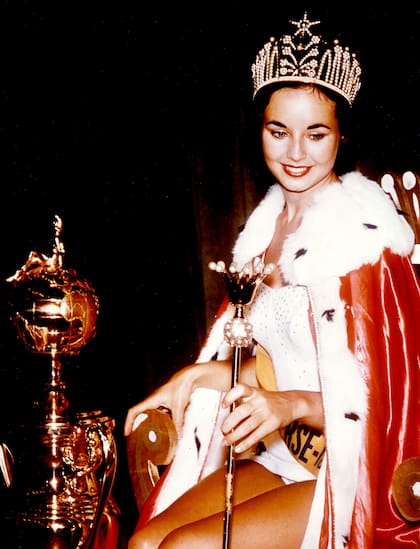 Carla Morrison representó a Iowa y se coronó como la segunda Miss Universo de Estados Unidos en 1956 (X/@MissUniverse)