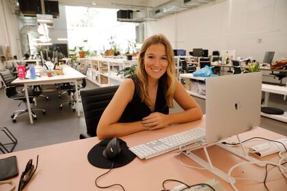 Carla Mouriño, española, elige trabajar en un espacio de coworking porteño y en cafés de la ciudad