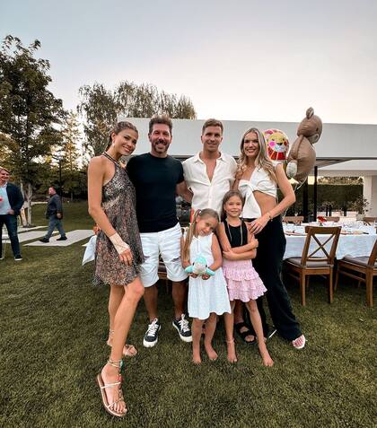 Carla Pereyra, Diego Simeone, con sus hijas Valentina y Francesca y los enamorados, Gianluca y Eva, en el cumpleaños del futbolista (Foto: Instagram @giansimeone)