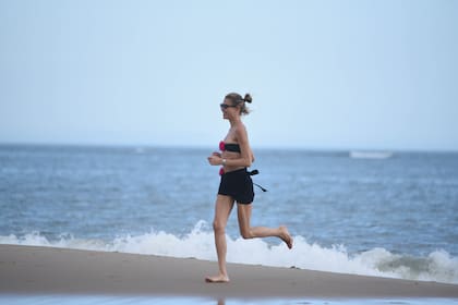 Carla Pereyra, en una tarde soleada en Punta del Este. La esposa del Cholo Simeone disfrutó de la playa con sus hijas y amigos. Su marido, DT de Atlético Madrid, retomó hace días su trabajo: viajó con su equipo a Arabia, lugar elegido para la Supercopa española y luego regresó a Madrid para la continuidad de La Liga
