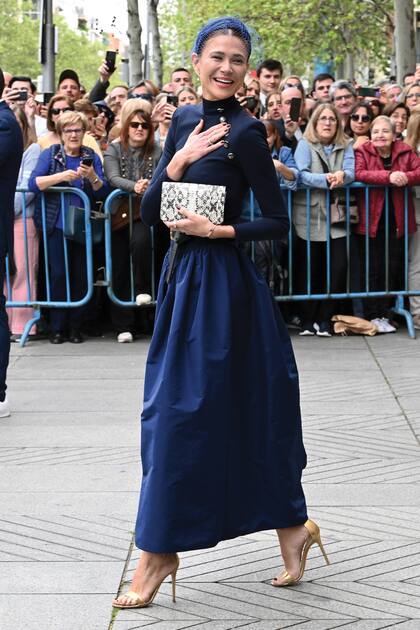 Carla Pereyra lució muy elegante: llevó una creación de The IQ Collection, tocado de red firmado por Mimoki, sandalias Gianvito Rossi, sobre de piel de pitón de la colección prefall 2024 de Yliana Yepez y alhajas Bvlgari en oro amarillo.