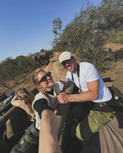 Carla Pereyra y Diego Simeone en medio de una travesía por la selva africana