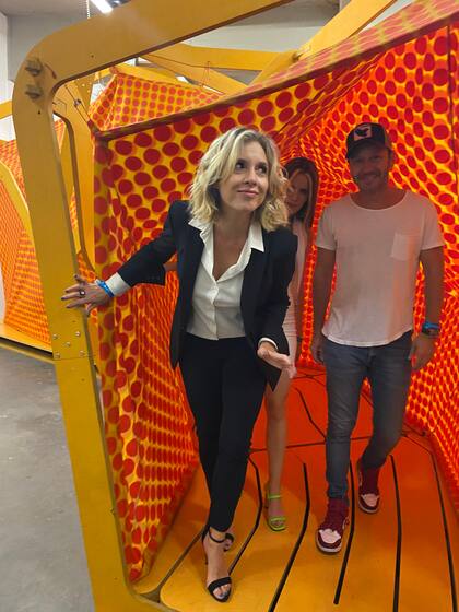 Carla Peterson, Benjamín Vicuña y Violeta Urtizberea salen del tunel del whisky