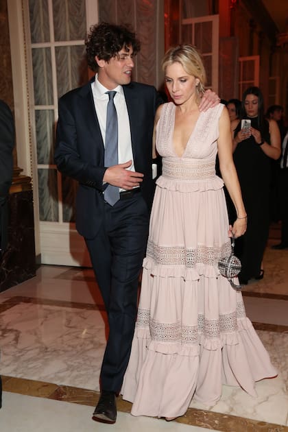 Carla Peterson, de escote y guipures, con un diseño y clutch vintage by Laurencio Adot