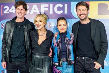Carla Peterson y Martín Lousteau posaron compinches con la protagonista de la noche y su novio Santiago Mitre.