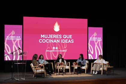 Carla Quiroga, María Sance, María Barrutia, Ximena Sáenz y Leila Cura