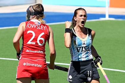 Carla Rebecchi celebra con todas las ganas su gol a Inglaterra